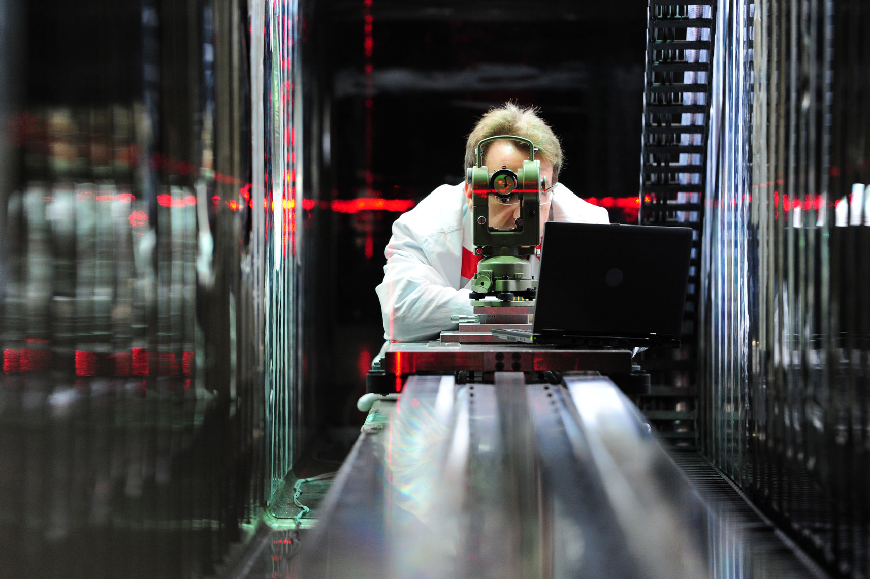 Engineer ar FRM II neutron source in Garching adjusting a neutron measuring instrument.