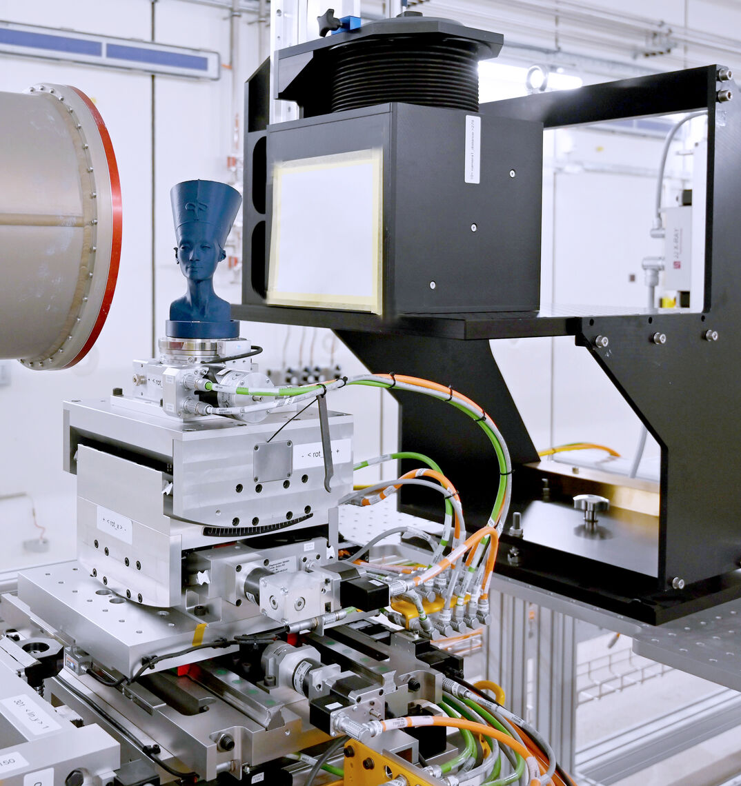 ODIN sample stage with 'artefact'