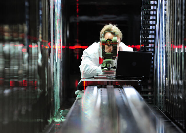 Engineer ar FRM II neutron source in Garching adjusting a neutron measuring instrument.