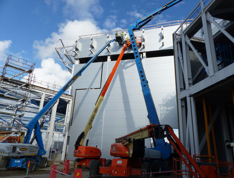 Sandwich panel installation for the west gable of Experimental Hall 2.