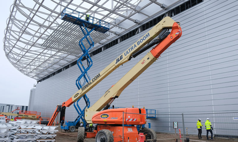 Cladding works for the cantilever roof and facades of Experimental Hall 1.