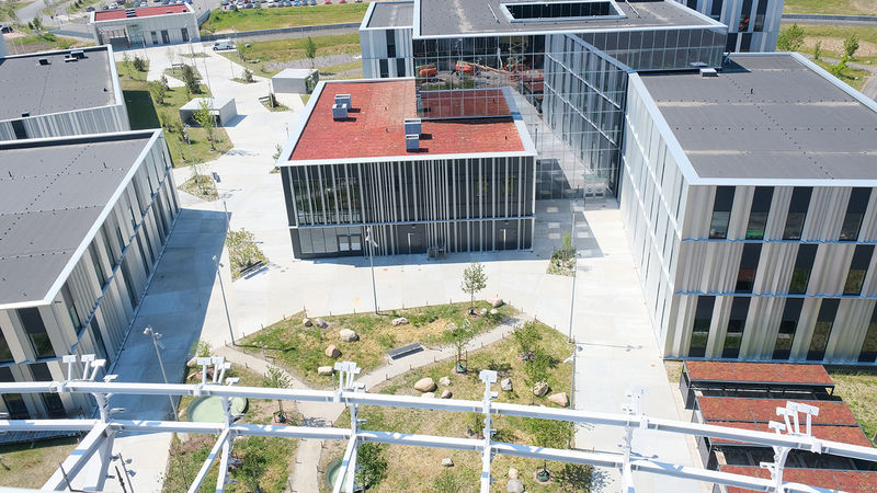 D02 cantilever roof and Campus