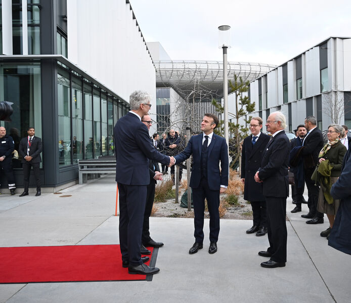 Handshake Macron