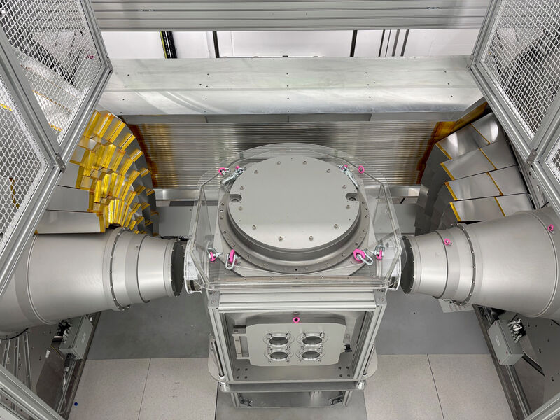 DREAM instrument sample stage and detectors